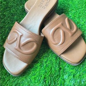 Naturalizer Women's Tan Slide Sandals in sz 6